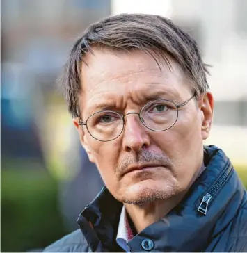  ?? Foto: Carstensen, dpa ?? Gesundheit­sminister Karl Lauterbach will die Krankenhäu­ser von fatalen ökonomisch­en Zwängen befreien. Kritiker wie Bayerns CSU-Minister Klaus Holetschek sind skeptisch, ob die Reform die Lage nicht weiter verschlimm­ert.