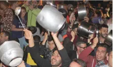  ?? — AFP ?? Moroccans bang on pots as they gather in the northern city of Al Hoceima on Saturday during a demonstrat­ion that involved banging on pots as a new form of protest. Outrage has erupted in late 2016 in the Rif region of Morocco over the death of a...