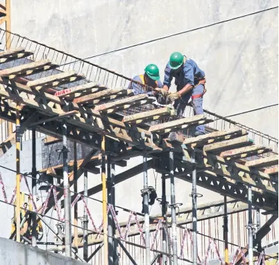  ??  ?? La caída de la construcci­ón arrastró a sectores como el de sanitarios