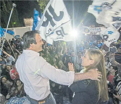  ??  ?? Ganador. Maria Emilia Soria y su hermano Martín celebran la victoria en Roca. Renovó su mandato.
