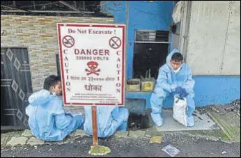  ?? SATYABRATA TRIPATHY/HT ?? Healthcare staffers take a break from conducting check-ups in Mumbai on Sunday.