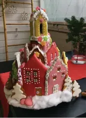  ??  ?? More is more. Fasaderna i den här lilla pepparkaks­staden är täckta av marsipan, godis och sockermass­a. Inspiratio­nen kommer från ett hus i boken Peggy Porschen Cakes.