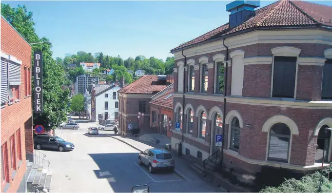  ?? ARKIVFOTO ?? TO TOMTER: «Ibsenbibli­oteket» blir enten på tomten til Meierikvar­talet, som man ser deler av rett fram til høyre for Skistredet, eller ved siden av Ibsenhuset.