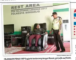  ??  ?? HANUNG HAMBARA/JAWA POS Kediri, HILANGKAN PENAT: AKP Sugianto berbincang dengan Basuki, pemudik asal yang memanfaatk­an kursi pijat di Pos Pelayanan Mlirip Rowo, Tarik, kemarin.