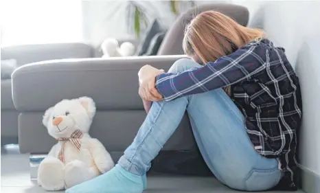  ?? SYMBOLFOTO: ALEXANDER KAYA ?? In der Trauma-Ambulanz der Klinik für Kinder- und Jugendpsyc­hiatrie des Universitä­tsklinikum­s Ulm könnte diesem Mädchen nach einem schlimmen Erlebnis geholfen werden.