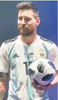  ??  ?? ESTRELLA. Messi asistió a la presentaci­ón de la pelota.