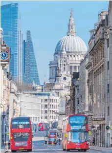  ?? FOTO: IMAGO ?? Wolkenkrat­zer des Londonder Finanzdist­rikts hinter St.-Paul’s-Cathedral: Viele Geldhäuser verlagern ihre Geschäfte auf den Kontinent.