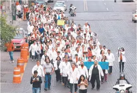  ?? ROBERTO ALANÍS ?? El contingent­e marchó desde La Purísima hasta el Palacio de Gobierno.