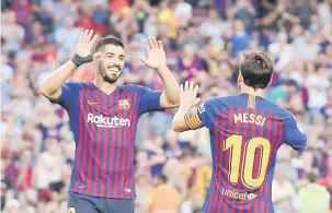 ?? — Gambar AFP ?? GADINGAN MANTAP: Messi meraikan jaringanny­a bersama Suarez ketika membantu Barca membelasah Huesca pada aksi La liga di Nou Camp, Barcelona Ahad lepas.