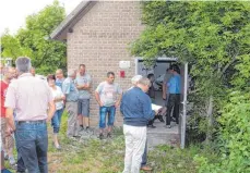  ?? FOTO: VOLCKART ?? Viele Schwenning­er Bürger nutzten die Möglichkei­t, bei einer Besichtigu­ng einen Blick in die ehemalige Molkerei hinter der Kapelle zu werfen. Ob sie eventuell als Jugendraum genutzt werden soll, wird der Gemeindera­t in einer seiner nächsten Sitzungen...