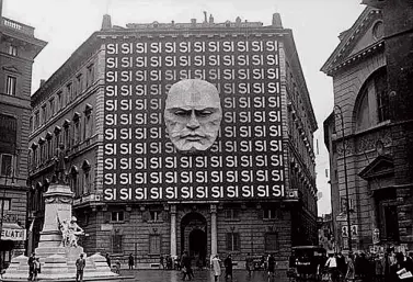  ?? ?? Il volto di Mussolini sulla facciata di Palazzo Braschi, sede della federazion­e fascista di Roma, in occasione del plebiscito del 1934