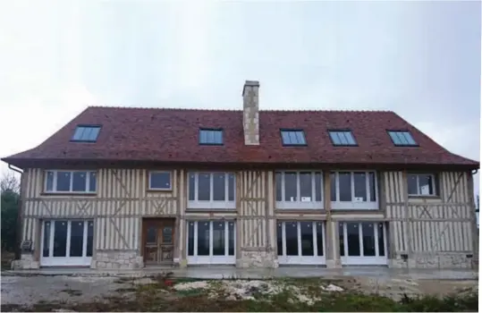  ??  ?? Rénovation d'un manoir ancien avec de vieux bois et des vieilles tuiles de récupérati­on pour préserver le style d'origine (Honnet).