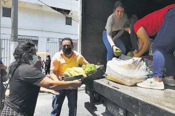  ?? ?? Donativo. La Asociación Gremial de Importador­es de Frutas y Verduras donó productos a los comerciant­es afectados con el incendio.