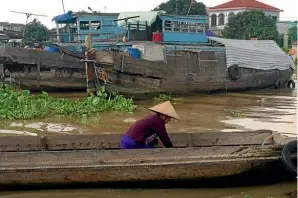  ?? PHOTO: RYAN EVANS/FAIRFAX NZ ?? ong cruising A Vietnamese boatmen gets set for a day on the river.