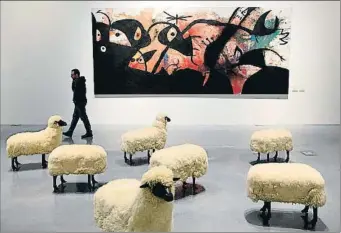  ?? DANIEL PÉREZ / EFE ?? Troupeau de moutons, de Lalanne, y Personajes y pájaros en la noche de Joan Miró