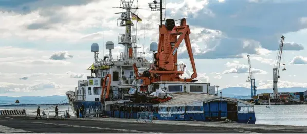  ?? Fotos: Salvatore Cavalli, AP/dpa ?? Das Seenotrett­ungsschiff Humanity 1 liegt im Hafen von Catania vor Anker.