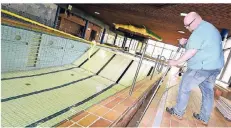  ?? FOTO: KNAPPE ?? Schwimmmei­ster René Schulte bei der Arbeit im Solarbad in Waldniel. Die Grünen schlagen vor, das Bad nur für Schulen und Vereine zu nutzen.