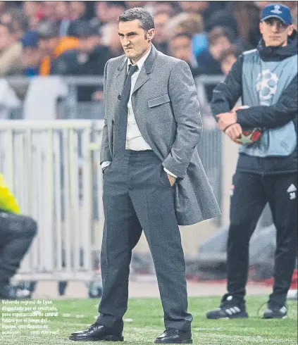  ?? FOTO: PERE PUNTÍ ?? Valverde regresó de Lyon disgustado por el resultado, pero esperanzad­o de cara al futuro por el juego del equipo, que dispuso de ocasiones