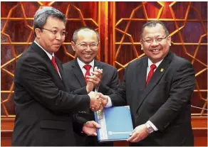  ??  ?? Prof Noor Azlan (right) officially hands over his duties to Prof Mohd Hamdi while Abdul Wahid (middle) looks on during the ceremony at the senate room in UKM.