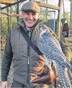  ?? FOTO: ST ?? Hospital-Stiftungsv­erwalter und Heimleiter Klaus Höhne, selbst im Besitz eines Falknersch­eins, präsentier­t einen Ger-Saker-Falken.