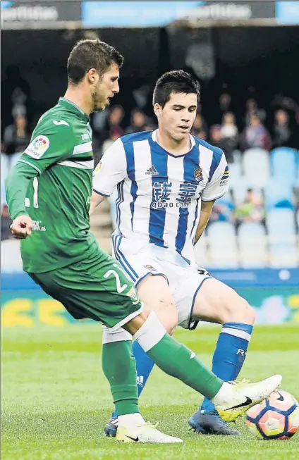  ?? FOTO: UNCITI ?? Igor Zubeldia presiona a Rubén Pérez en el Real-Leganés de abril de 2017 en Anoeta, su primer partido como titular en la Real