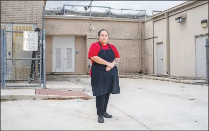  ?? MATTHEW BUSCH / THE NEW YORK TIMES ?? Pearl West is the cafeteria manager at Gregorio Esparza Elementary School in San Antonio. She is looking for more workers as schools are struggling to fill jobs.