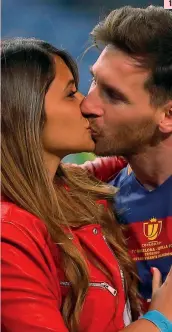  ??  ?? 1 Lionel Messi, 30 anni, bacia la fidanzata Antonella Roccuzzo, 29 2 La coppia assieme ai figli Mateo AP e Thiago 3 I due durante la cerimonia del Pallone d’oro 2013 4 Lionel e Antonella da bambini: i due si AP conobbero più di vent’anni fa a casa di...