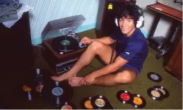  ?? FOTO: YLE ?? Diego Maradona med sina vinylskivo­r 1980.