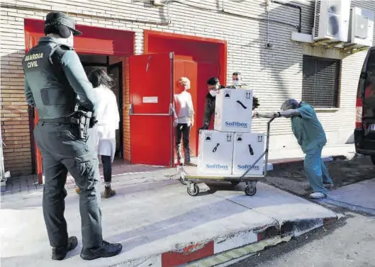  ?? JAIME GALINDO ?? Los técnicos descargan la nueva remesa semanal de Pfizer, ayer, en las inmediacio­nes del hospital Clínico de Zaragoza.