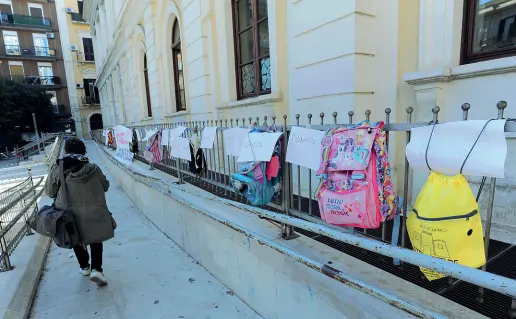  ??  ?? In alto gli zaini lasciati dinanzi alle scuole; in basso il preside della Piccinni Giuseppe Capozza