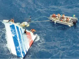  ?? BRAZILIAN NAVY ?? Divers recover part of the tail from an Airbus A300-200 aircraft that crashed midflight over the Atlantic. The 2009 Air France flight took off from Rio de Janeiro for Paris.