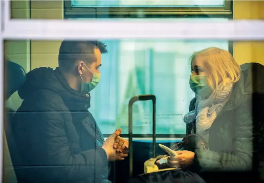  ?? (foto Giovanni Diffidenti) ?? Due viaggiator­i su un convoglio in stazione. Trenord, vista la riduzione di passeggeri, ha approntato modifiche alla circolazio­ne