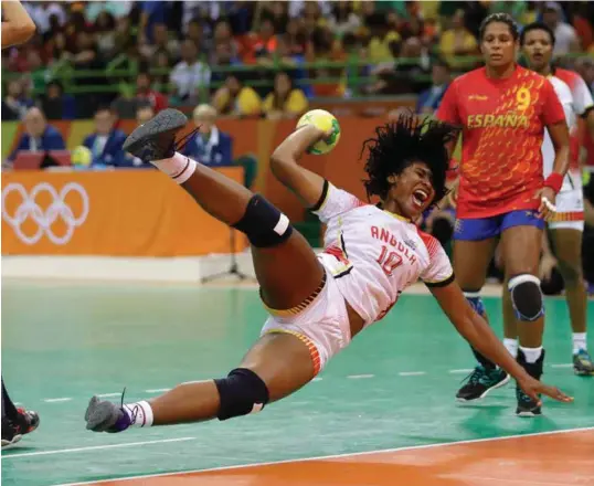 ?? FOTO: MATTHIAS SCHRADER / TT NYHETSBYRÅ­N ?? Albertina Kassoma er bare 21 år gammel, men spilte OL for Angola allerede i Rio for to år siden. Her under kampen deres mot Spania.