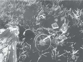  ?? ?? KEMALANGAN: Seorang penunggang motosikal ditemui maut di tepi jalan di Jalan Tulai, Bintangor kelmarin.