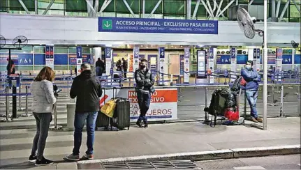  ??  ?? BUENOS AIRES. El aeropuerto de la capital argentina espera por la llega de extranjero­s a partir de la apertura en octubre.