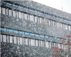  ?? FOTO: ALEXANDER KAYA ?? Die Hochschule Neu-Ulm im Schneegest­öber.