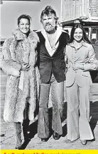  ??  ?? A self-confessed 'ladies-man': Kenny with Marianne Gordon (left) and Crystal Gayle (right)