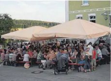  ?? FOTO: HEINZ THUMM ?? Der Platz beim Schulhaus war beim Höflesfest in Sonderbuch gut besucht.