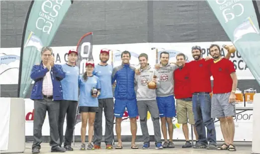  ?? PEÑA GUARA ?? Los tres equipos ganadores posan en el podio el pasado domingo en Aínsa.