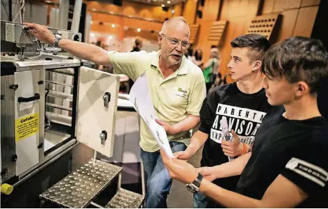  ?? RP-ARCHIVFOTO: RALPH MATZERATH ?? Jedes Jahr im Mai bekommen bei der Berufsorie­ntierungsb­örse BOB in der Langenfeld­er Stadthalle (Bild: 2016) Schüler nützliche Tipps.