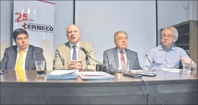  ??  ?? Debate sobre reforma impositiva y prejudicia­lidad, realizado ayer en el local de Cerneco. De izq. a der.: Federico Valinotti, Beltrán Macchi, Enrique Bendaña y Rufo Medina.