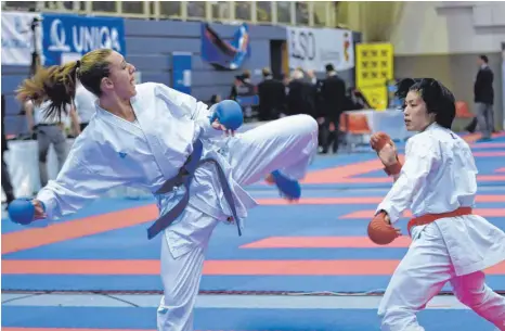  ?? FOTO: PRIVAT ?? Johanna Kneer vom KJC Ravensburg (links), hier im Angriff mit der Fußtechnik Mawashi-Geri, gewann beim Karate-Turnier Salzburg die Bronzemeda­ille.