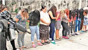  ??  ?? Colaborado­ras. La PNC presentó ayer a 12 mujeres capturadas, acusadas de agrupacion­es ilícitas. Son novias o madres de pandillero­s de la MS-13.