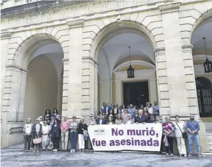  ?? EUROPA PRESS ?? Concentrac­ión de repulsa por el asesinato de la joven Paula en la puerta del Ayuntamien­to de Torremolin­os.