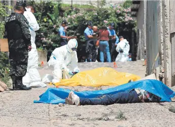  ?? FOTO: ESTALIN IRÍAS ?? Los dos jóvenes cayeron fulminados en un angosto callejón de la colonia Nuevos Horizontes.