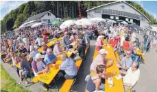  ??  ?? Auf dem Gelände des Laichinger Flugsportv­ereins ist ganz schön was geboten. Die Plätze im Schatten sind besonders beliebt.