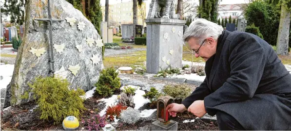  ?? Foto: Silvio Wyszengrad ?? Hans Stecker ist Vorstandsm­itglied des Fördervere­ins Wärmestube SKM Augsburg. Der Sozialverb­and will Menschen nicht anonym begraben lassen. Inzwischen hat der Verein ein drittes Grab für verstorben­e Obdach lose erworben.