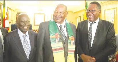  ?? —Picture by Innocent Makawa ?? ZANU-PF secretary for Administra­tion Cde Obert Mpofu poses for a photograph with Cde Didymus Mutasa (left) and Brigadier-General Ambrose Mutinhiri (Retired) at the party headquarte­rs in Harare yesterday.