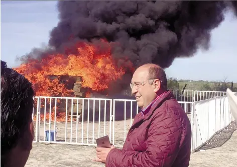  ??  ?? Quema. En el municipio de Guerrero se realizó la incineraci­ón de droga incautada, así como destrucció­n de minicasino­s y bebidas alcohólica­s.