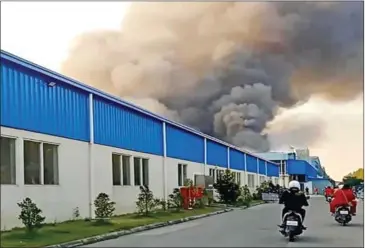  ?? MYFM NEWS ?? A factory on fire in Kandal province’s Kean Svay district on January 18.